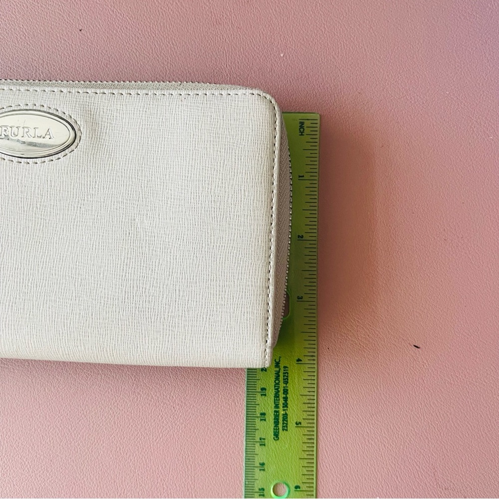 FURLA long wallet pure leather / off white / beige / zip around GUC - Picture 9 of 12